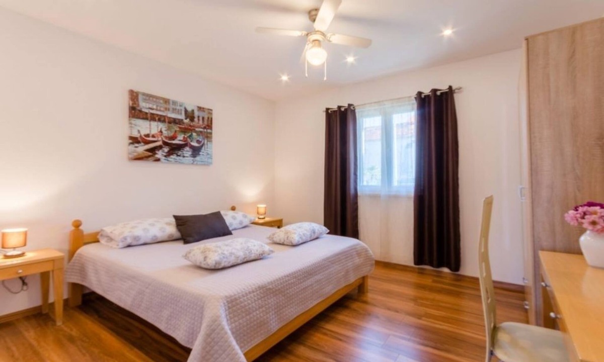 Supetar Apartment | One bedroom apartment with terrace Supetar, Brač (A-16294-a)