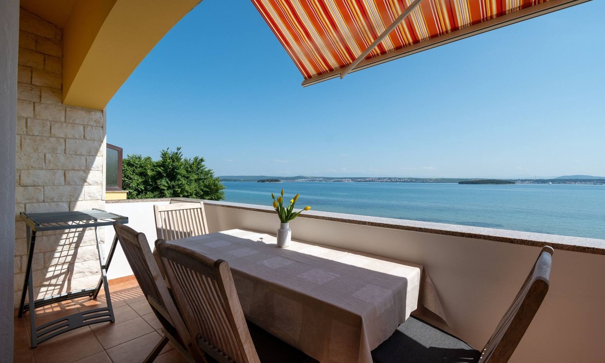 Kraj Apartment | One bedroom apartment near beach Tkon, Pašman (A-6262-c)