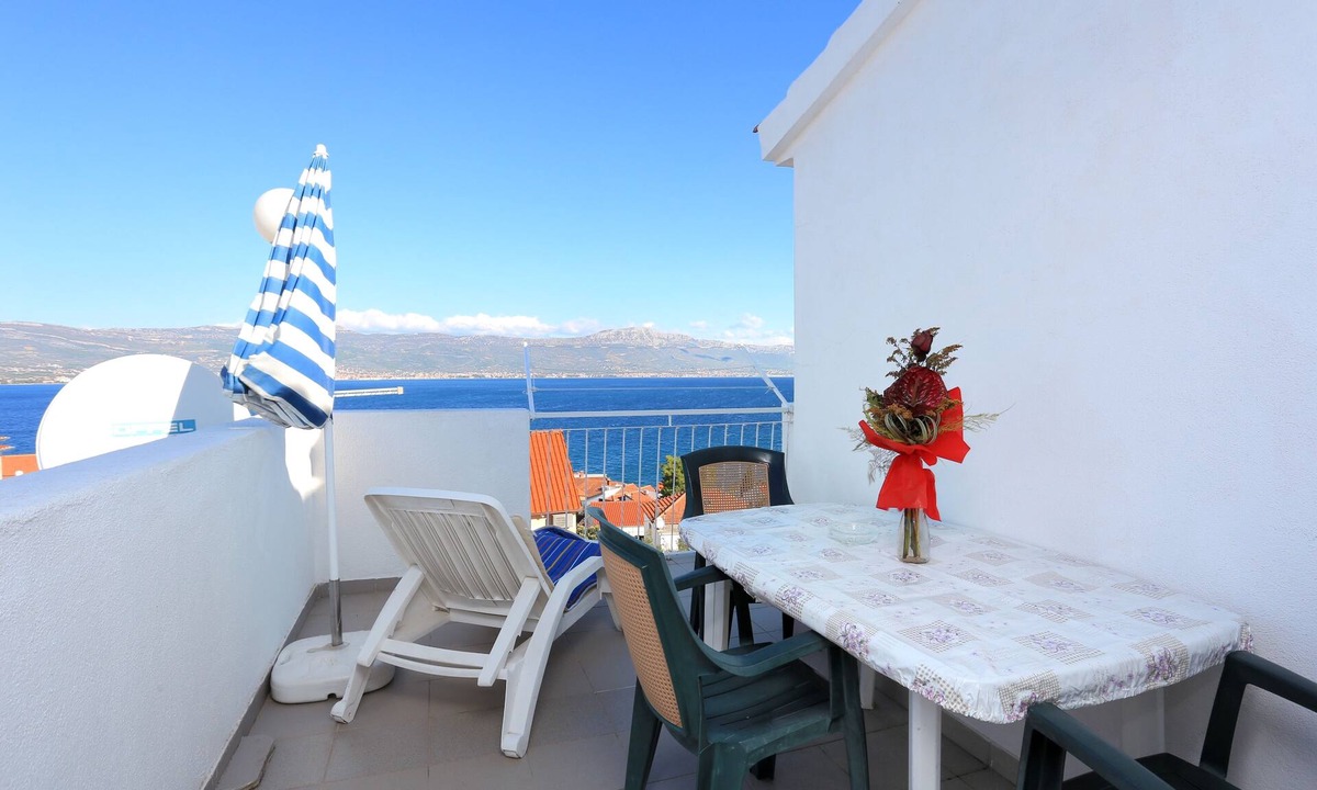 Slatine Apartment | One bedroom apartment with terrace and sea view Slatine, Čiovo (A-2030-b)
