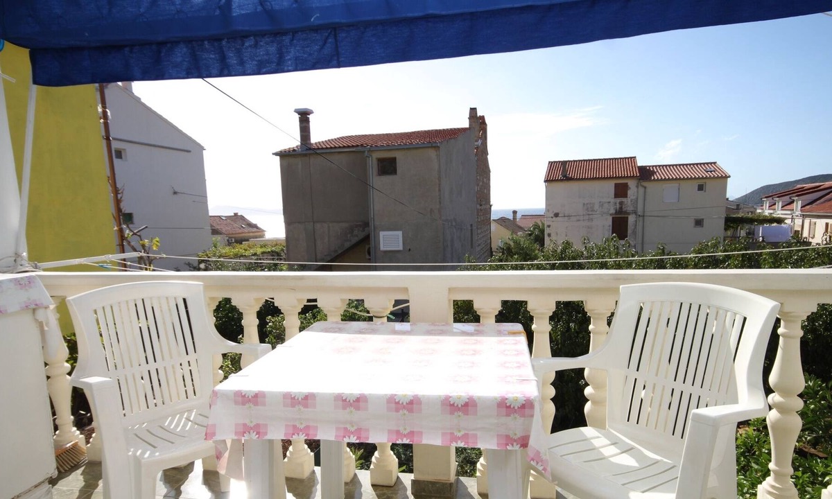 Komiza Apartment | One bedroom apartment with terrace Komiža, Vis (A-8926-b)