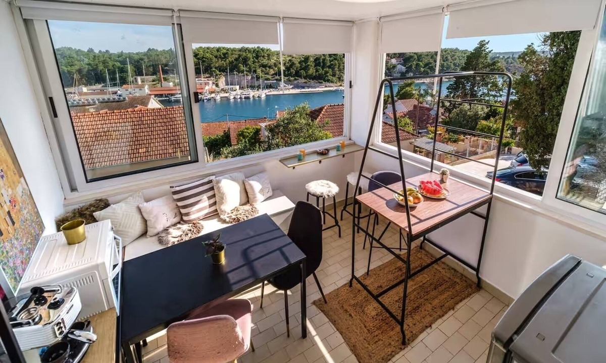Milna (Brac) Apartment | One bedroom apartment with air-conditioning Milna, Brač (A-27445-a)