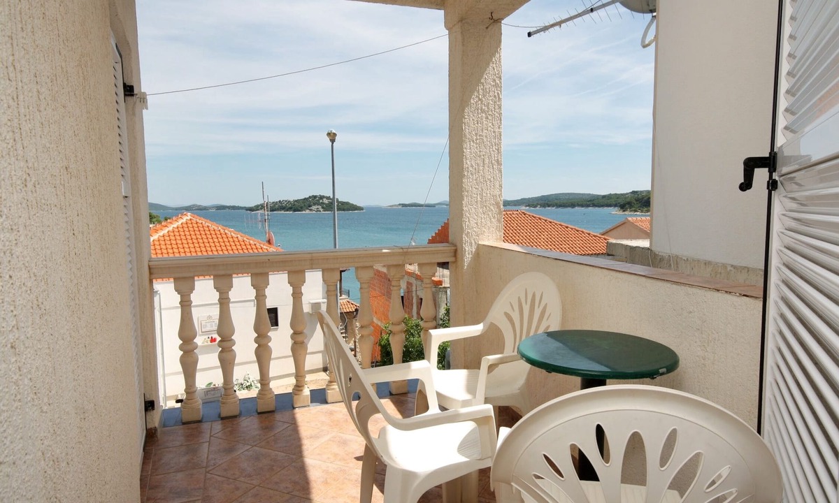 Tijesno Apartment | One bedroom apartment with terrace and sea view Tisno, Murter (A-5086-a)