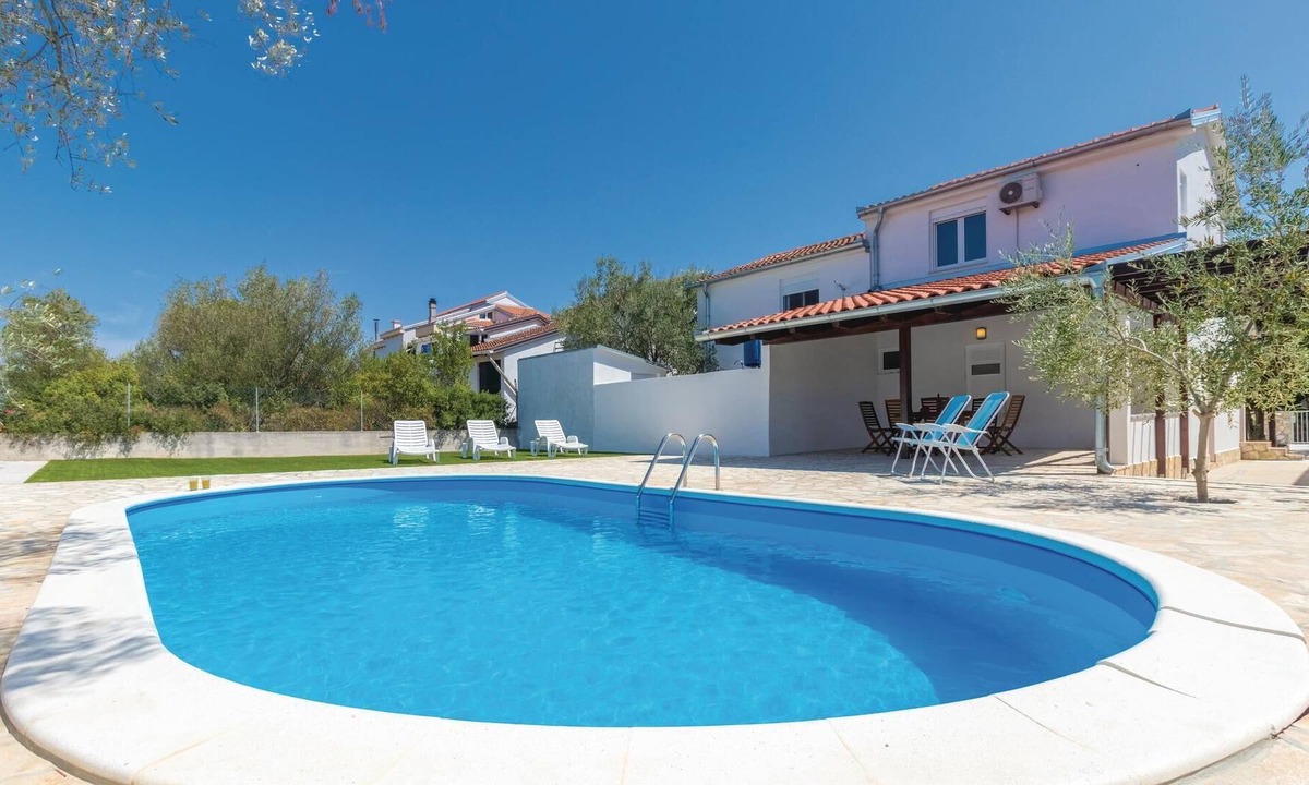 Zdrelac House | Only 100 meters from the sea is this charming vacation home with pool.