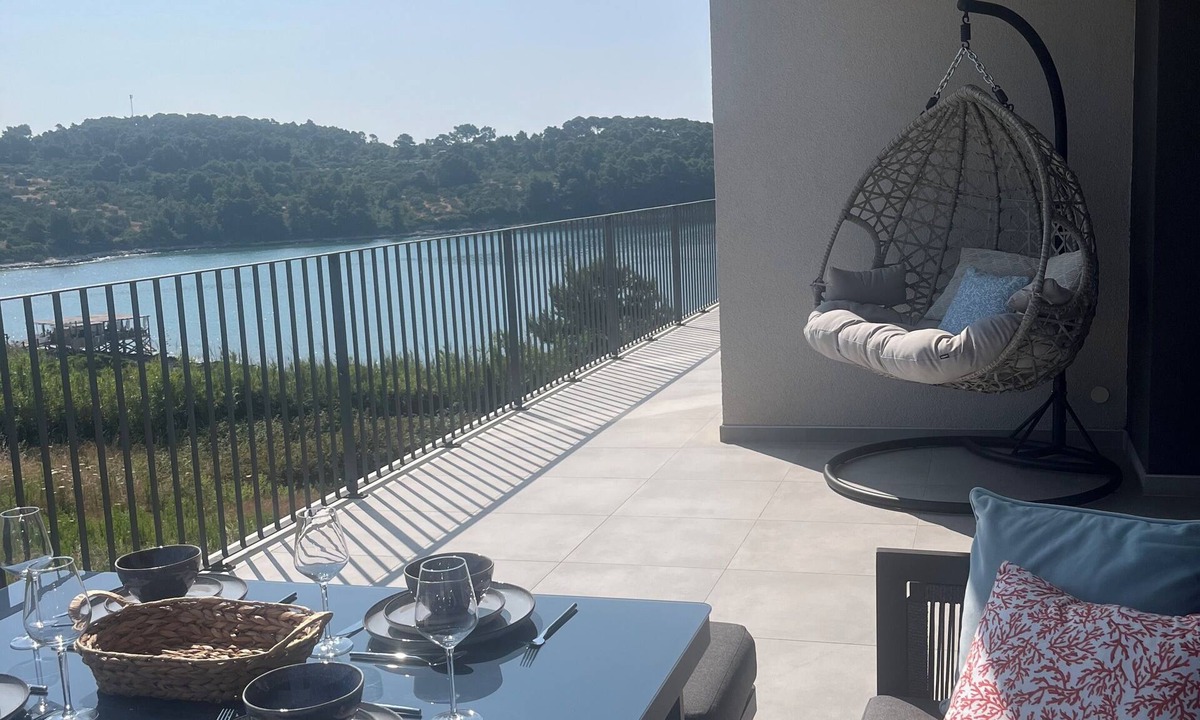 Lumbarda Apartment | Panoramic Sea-View Apartment | Walk to Sandy Beach | Peaceful Lumbarda Retreat
