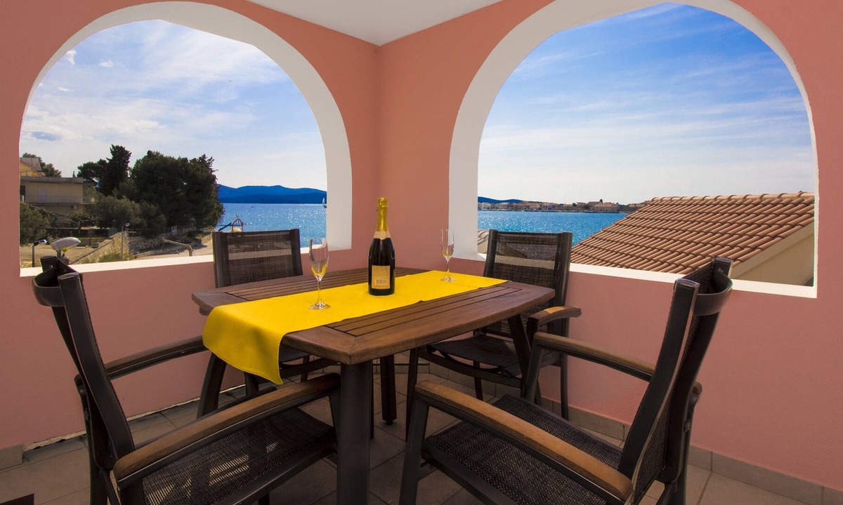 Brodarica House | Pansion Zlatna Ribica