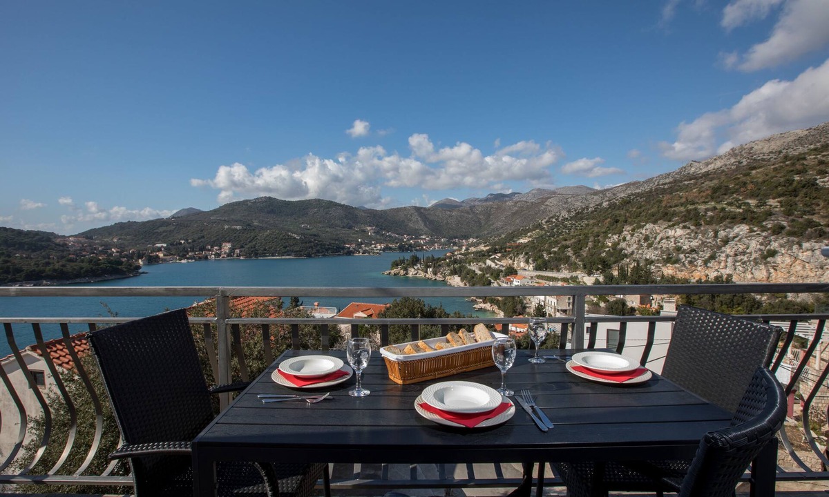 Stikovica Apartment | Penthouse apartment for 4 people with sea view next to perfect beach