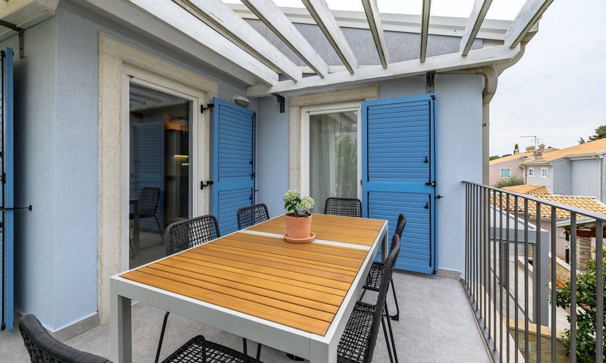 Basanija Apartment | Pet-friendly apartment just 500 metres from the beach with sea views