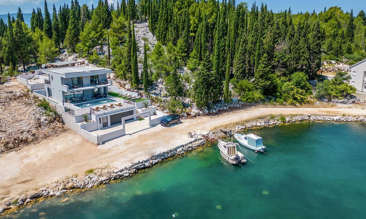 Blace House | Pet friendly home in Blace