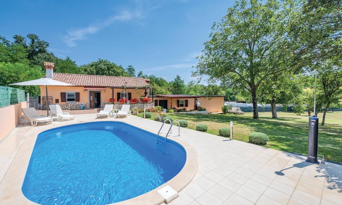 Sveta Nedelja House | Pet friendly home in Cere