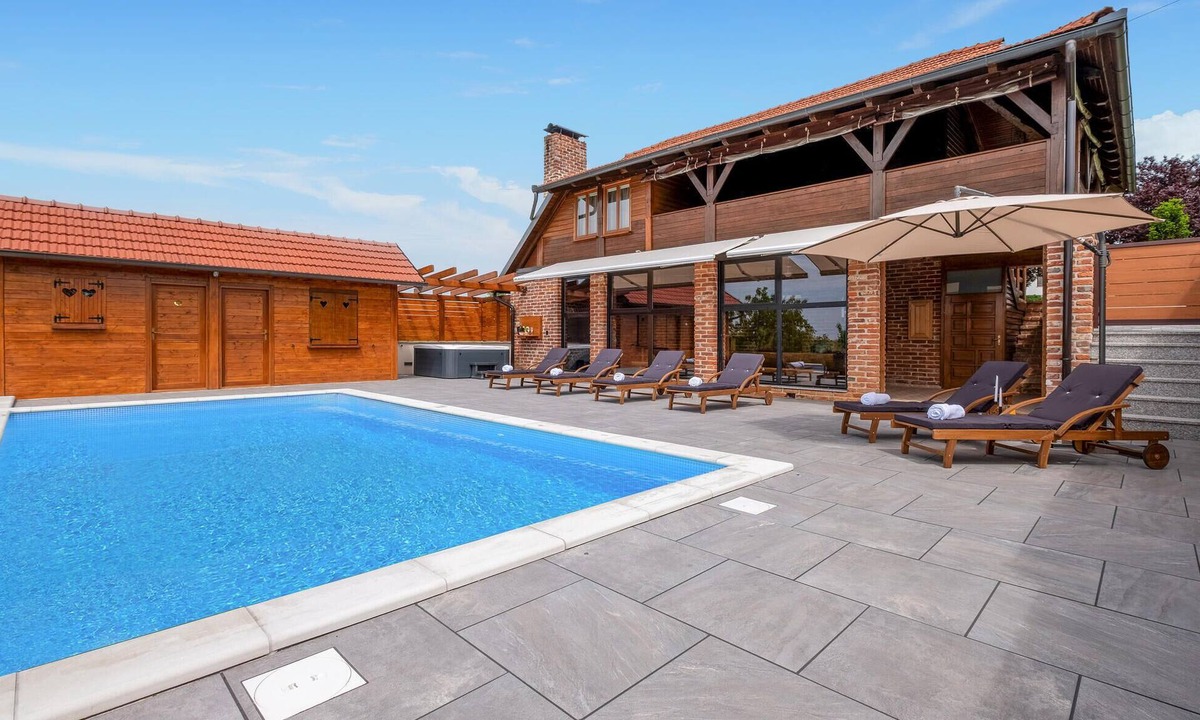Rovisce House | Pet friendly home in Rovisce with sauna