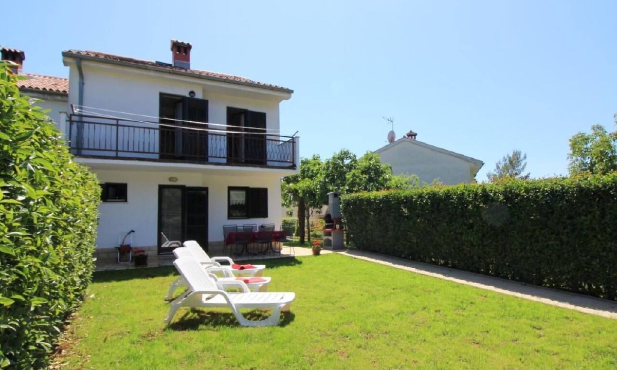 Brulo House | Pinia in Strandnähe mit Garten by Interhome