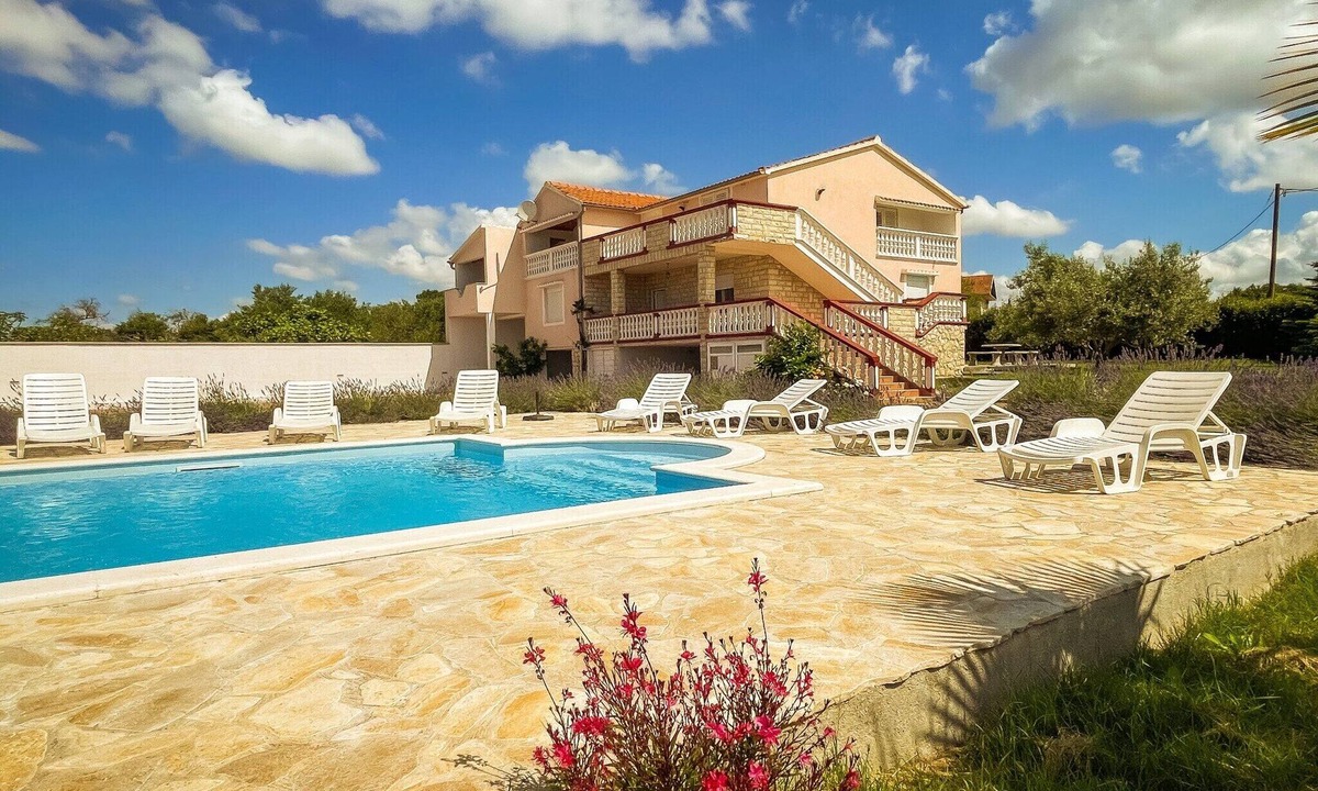 Tinj House | Quiet 5 Bedroom Villa near Biograd
