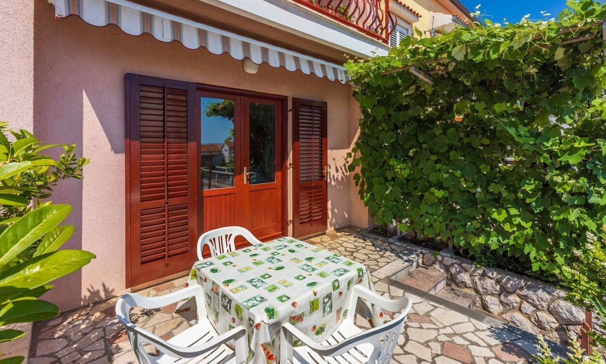 Povile Apartment | Quiet studio apartment just 250 metres from the beach with sea view, parking space, barbecue