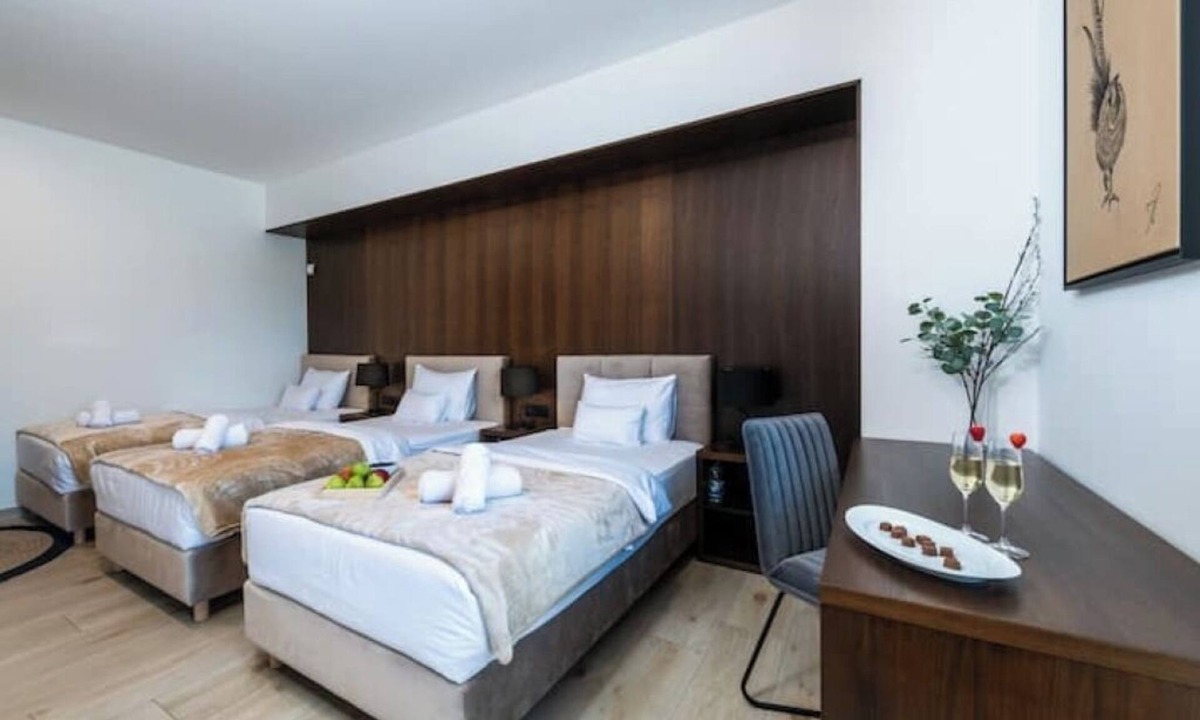Presika Bed & Breakfast | Relax in Style: Comfort Room with Private Jacuzzi at Resort Stribor
