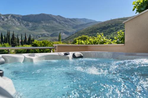 Srinjine Apartment | Romantic retreat private jacuzzi and mountain views Split area