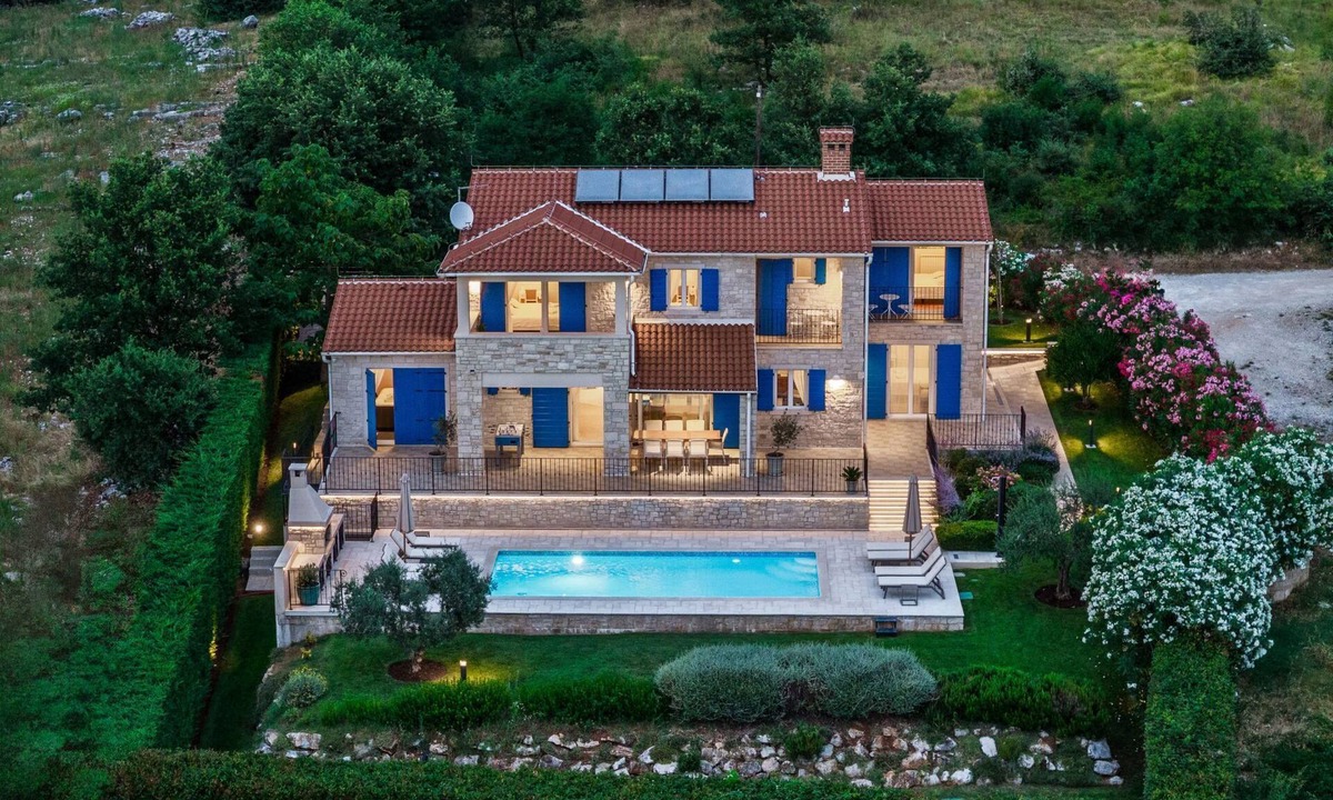 Strpacici House | Romantische Villa mit Meerblick, Pool und Jacuzz by Interhome