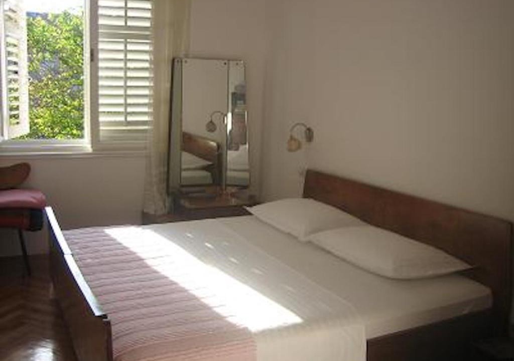 Split Apartment | Rooms and Apartment Lucac Manus