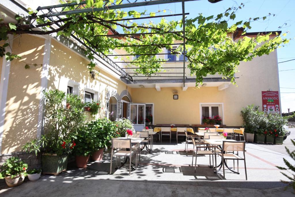 Vremski Britof House | Rooms and apartment Ambrožič