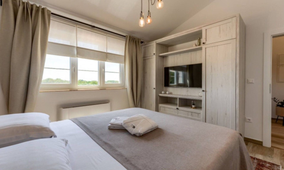 Nin Villa | Rustic Villa Perosa With Heating Pool
