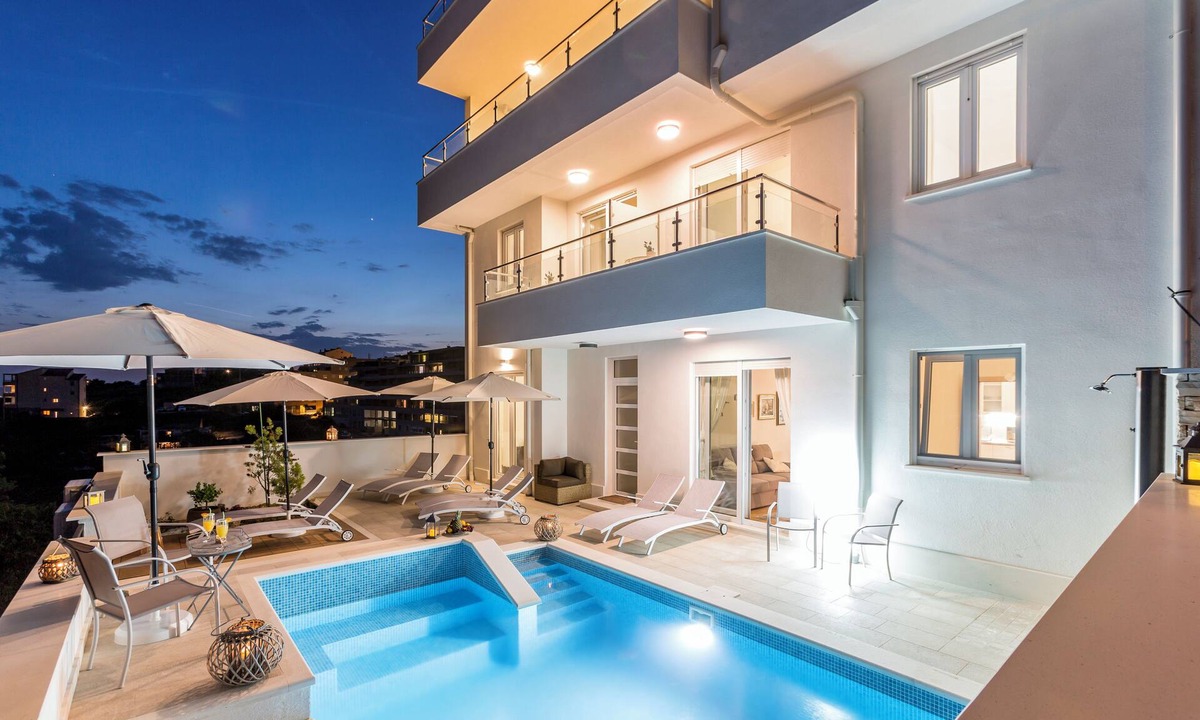 Znjan Apartment | Rustique Studio, Pool & Sea View in Belo Horizonte