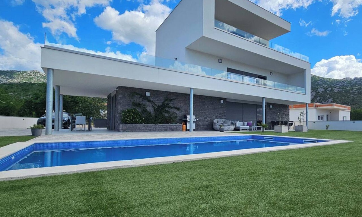 Starigrad Villa | Seaview 8 Bed Villa Sleeps 16 - Pool & Hot tub