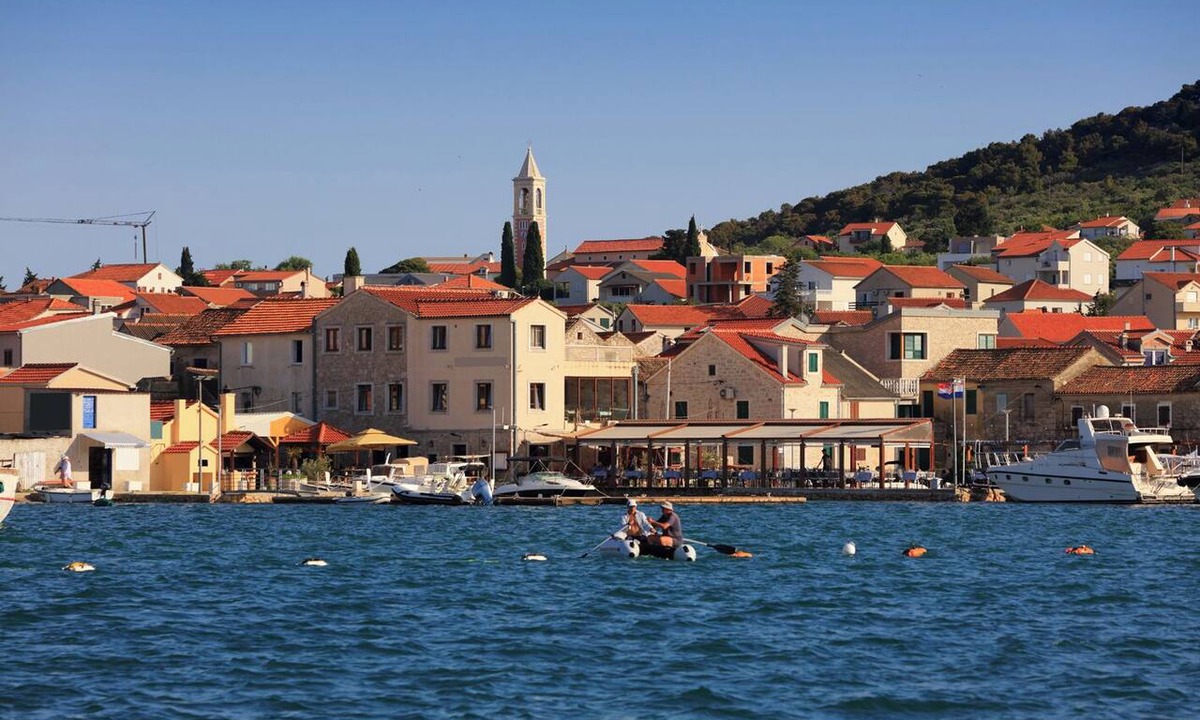 Murter Boat Rental | Sibenik Sun-Kissed Sailing: A Luxurious Beach Experience in Croatia
