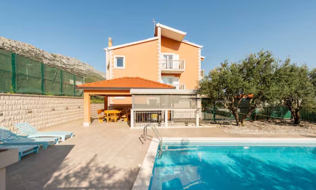 Kastel Sucurac Villa | Six Bedroom Villa with Outdoor Pool, Sauna and Hot-Tub