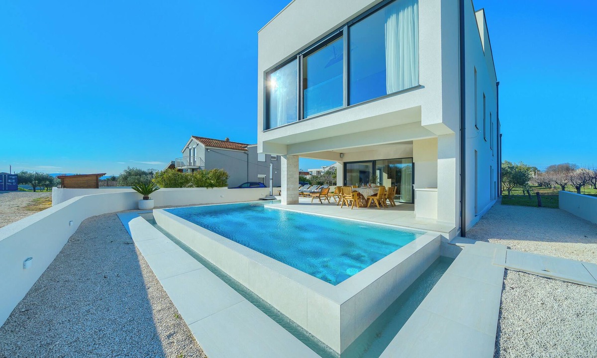 Sukosan Villa | Spacious 3-bedroom villa in Sukošan, Croatia with AC, Jacuzzi, Roof Top, Pool