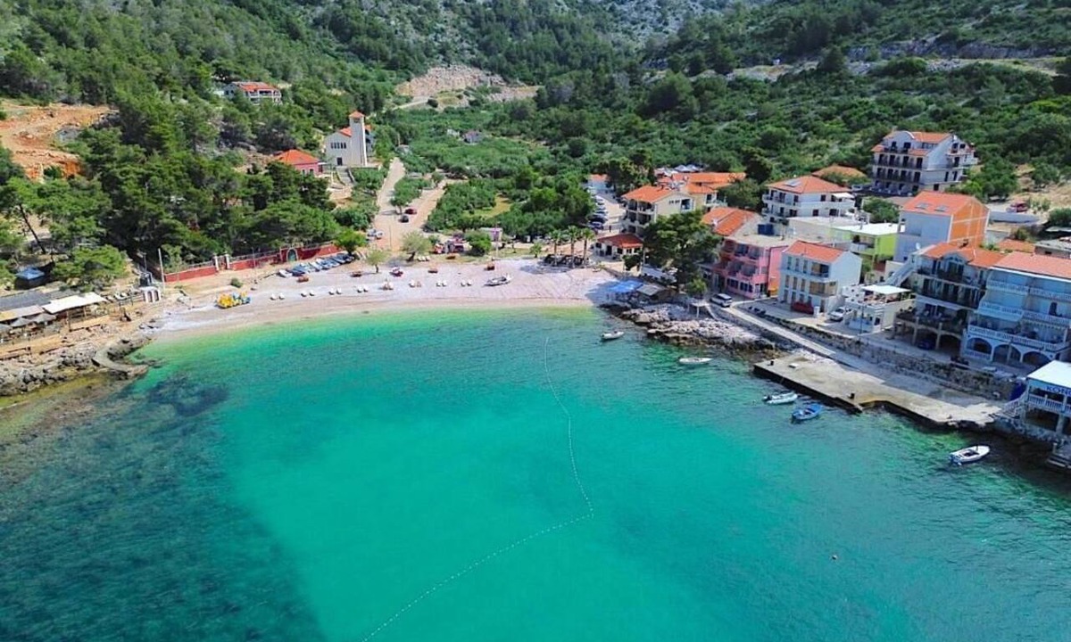 Milna Apartment | Spacious 5-bedroom apartment in marvelous Milna Hvar with AC