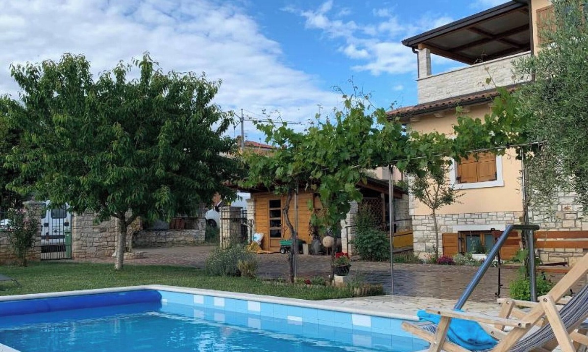 Fiorini Apartment | Spacious apartment Tina with a pool in Fiorini village - near the sea