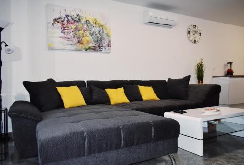 Solin Apartment | Spacious apartment with outdoor space and parking