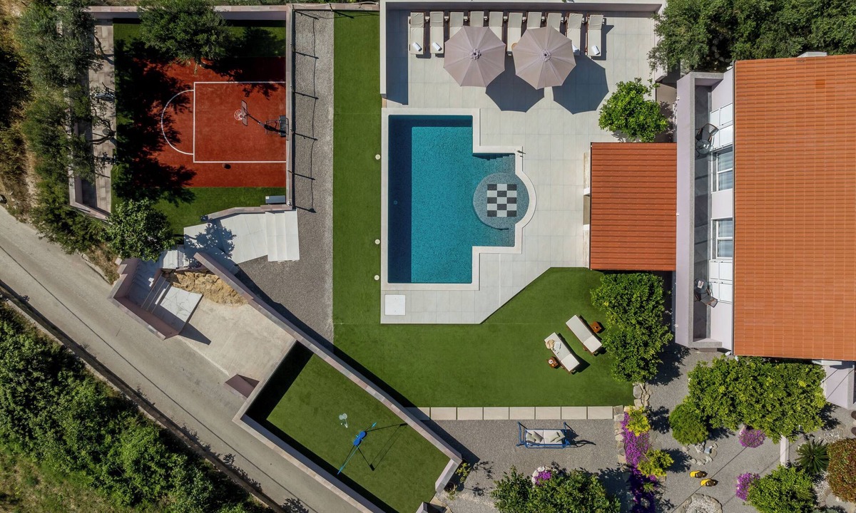 Podstrana Villa | Spacious Sea View Villa with Basketball Court near Split