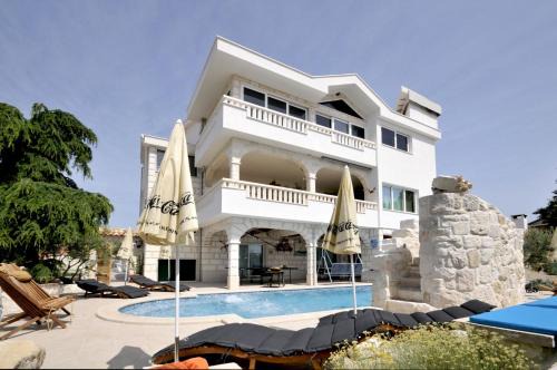 Plano Villa | STAGNUM BABA - Impressive Luxury Villa with heated pool, hot tub, playroom and upscale house design