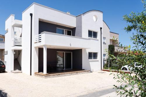 Vir Apartment | Station 22 - Apartment with Starlink, a terrace and private parking