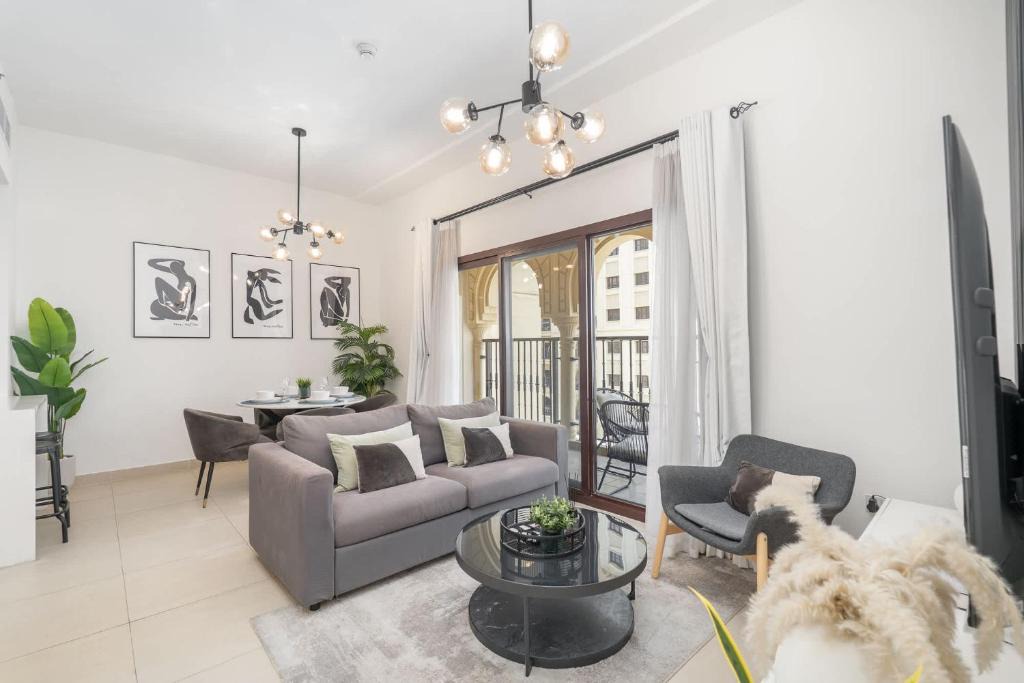 Dubai Apartment | StayShort - Stylish 1-Bedroom Retreat with Pool in Vibrant Jumeirah Golf Estates