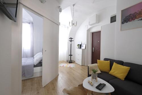 Donji Grad Apartment | Stone gate