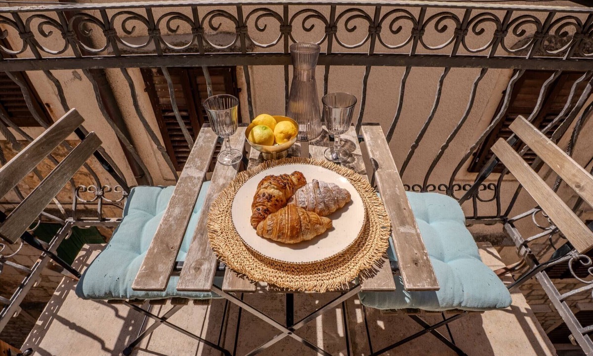 Komiza Apartment | Studio Apartment with Balcony