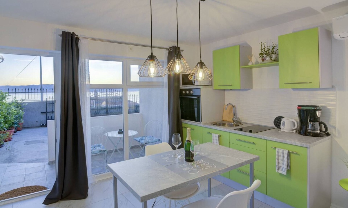 Vratarusa Apartment | Studio Apartment with Terrace Leona