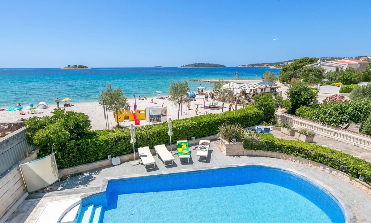 Rogoznica Apartment | Studio flat with a swimming pool by the beach Rogoznica (AS-7557-a)