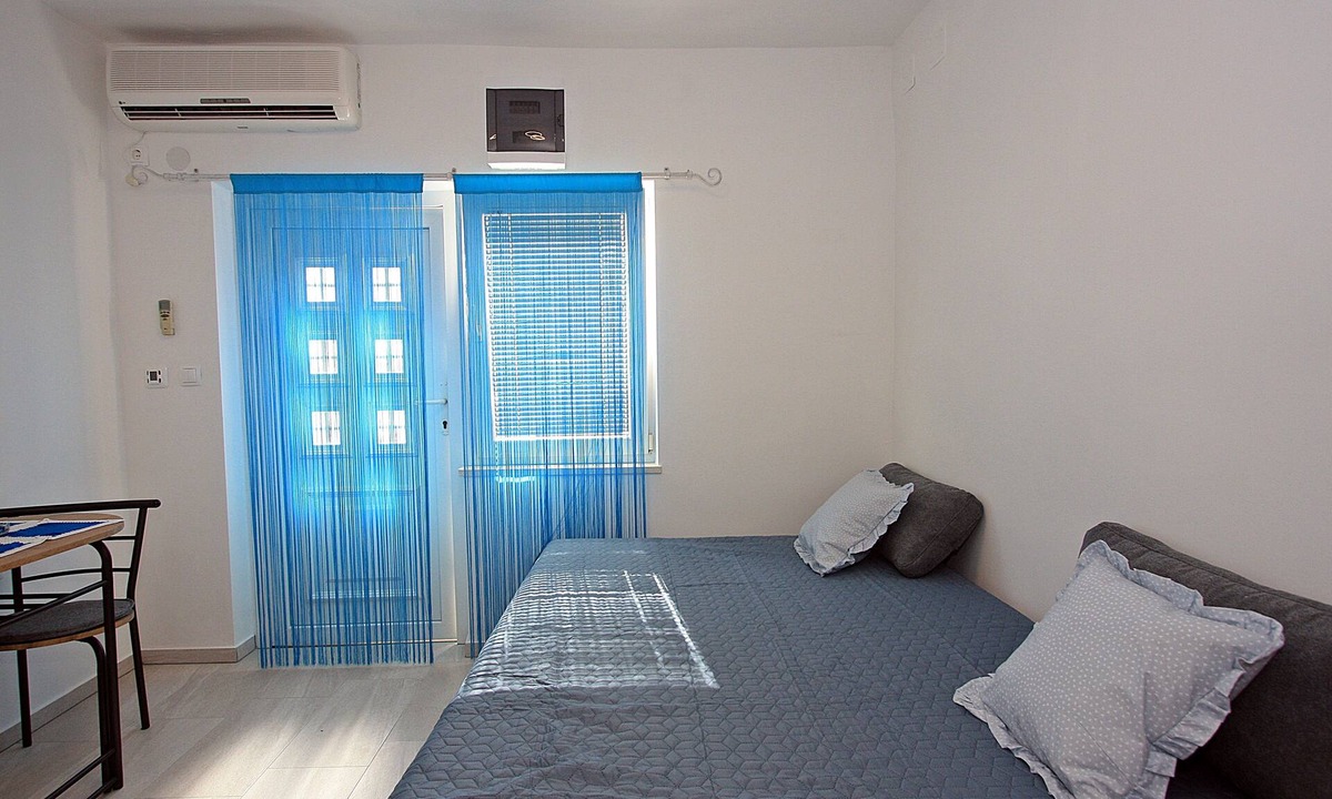 Supetar Apartment | Studio flat with terrace Supetar, Brač (AS-5665-a)