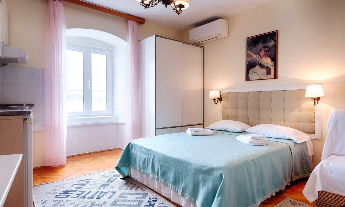 Komiza Apartment | Studio flat with terrace and sea view Komiža, Vis (AS-2431-a)
