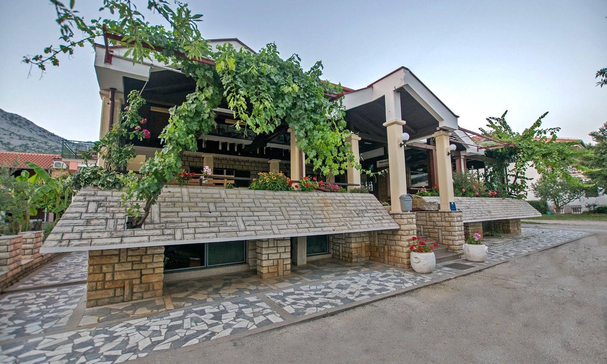 Seline Apartment | Studio with air conditioning and internet