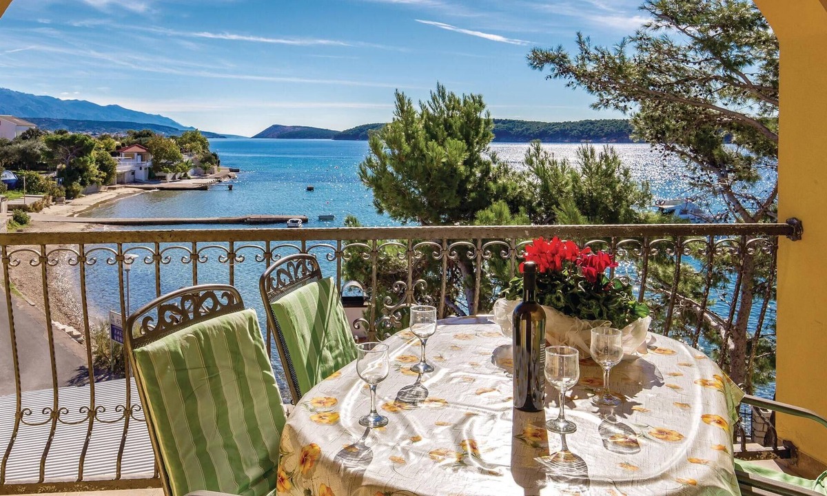 Banjol Apartment | Stunning apartment in Banjol with house sea view