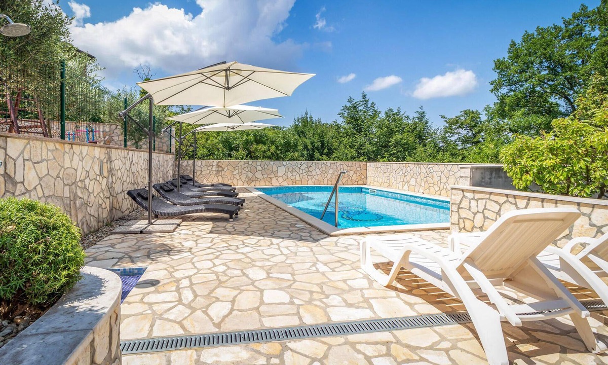 Jadranovo Apartment | Stunning apartment in Jadranovo with WiFi