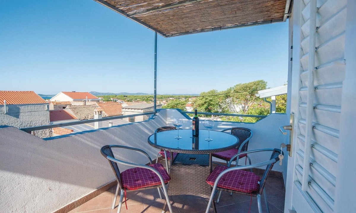 Pakostane Apartment | Stunning apartment in Pakostane with WiFi