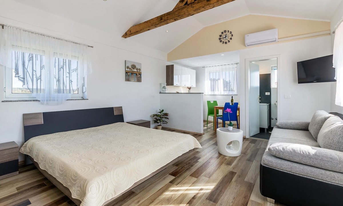 Valbandon Apartment | Stunning apartment in Valbandon with WiFi