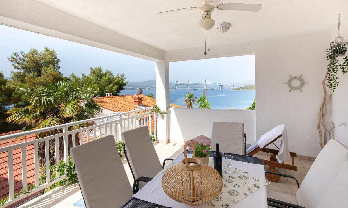 Klek Apartment | Stunning apartment in Klek with house sea view