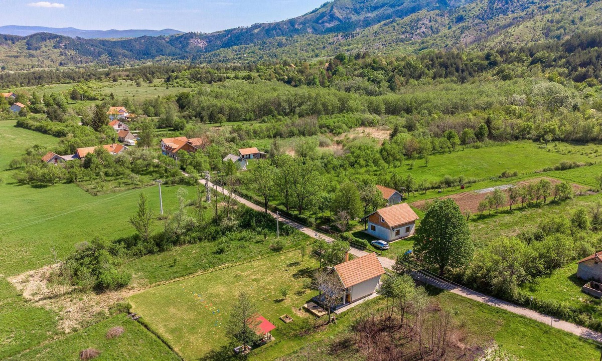 Gracac House | Stunning home in Kunovac Kupirovacki with WiFi
