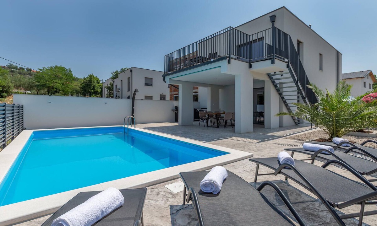 Dekani House | Stunning home in Dekani with private swimming pool, can be inside or outside