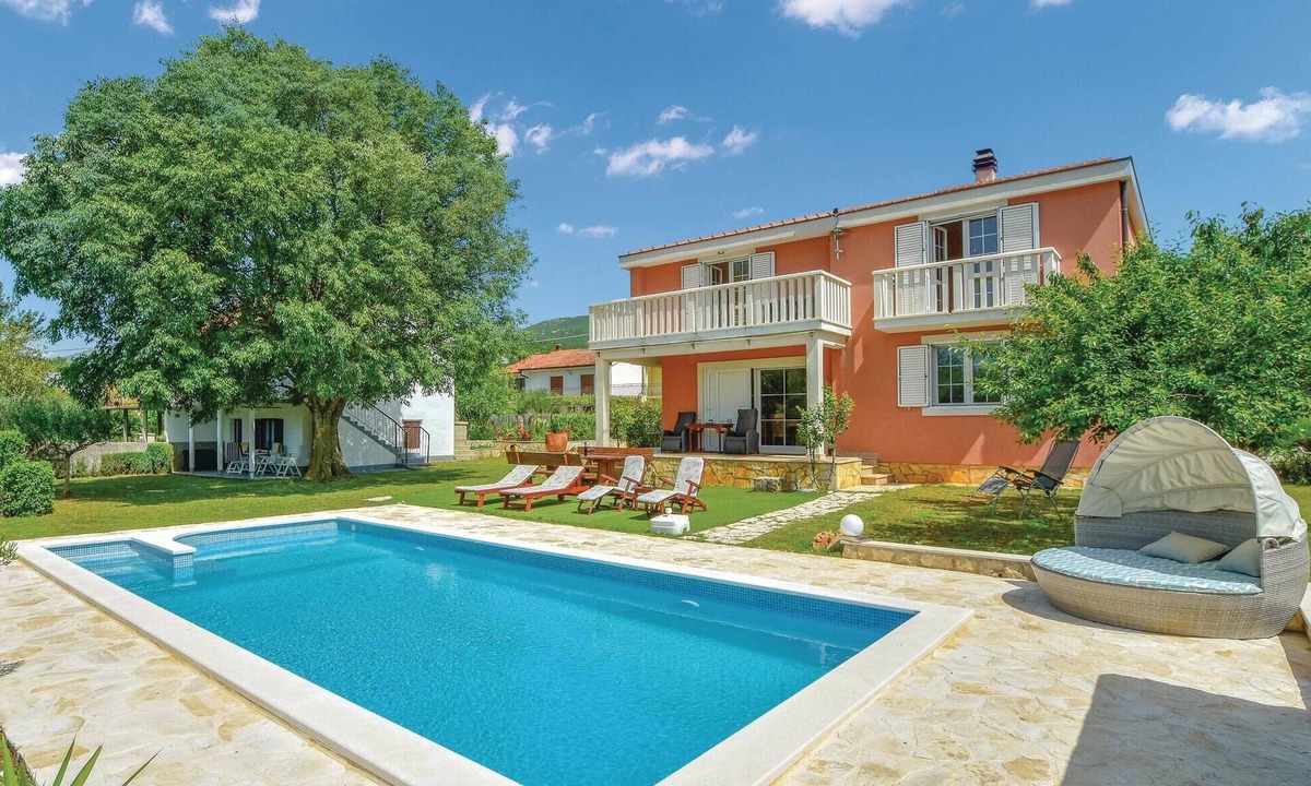 Dicmo House | Stunning home in Dicmo